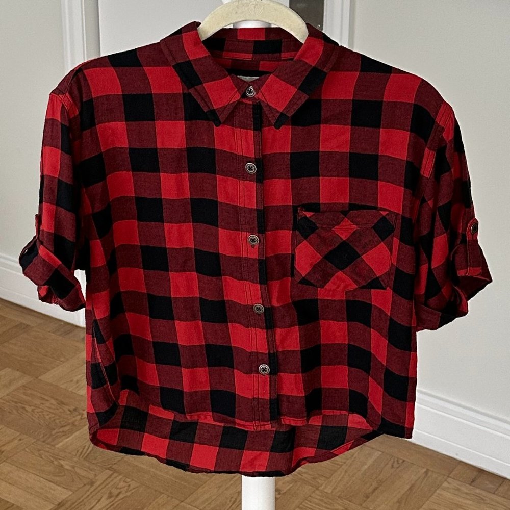 Forever 21 Short Sleeve Red and Black Plaid Button Up Shirt